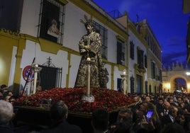 El Señor de la Sentencia recorre las calles de Sevilla en Viacrucis