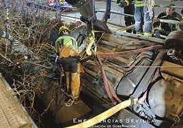 Aparatoso rescate de un coche en Sevilla que estuvo a punto de caer a un canal con cuatro jóvenes en el interior