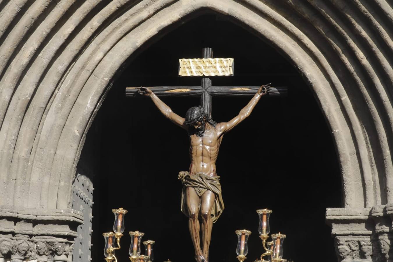 El Cristo de las Almas ha presidido el Viacrucis del Consejo de Cofradías, un clásico en la Cuaresma de Sevilla
