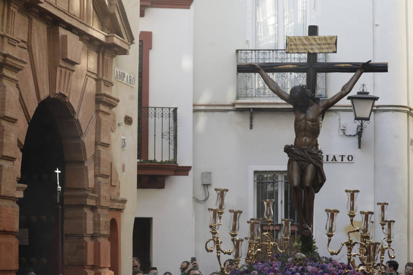 El Cristo de las Almas ha presidido el Viacrucis del Consejo de Cofradías, un clásico en la Cuaresma de Sevilla