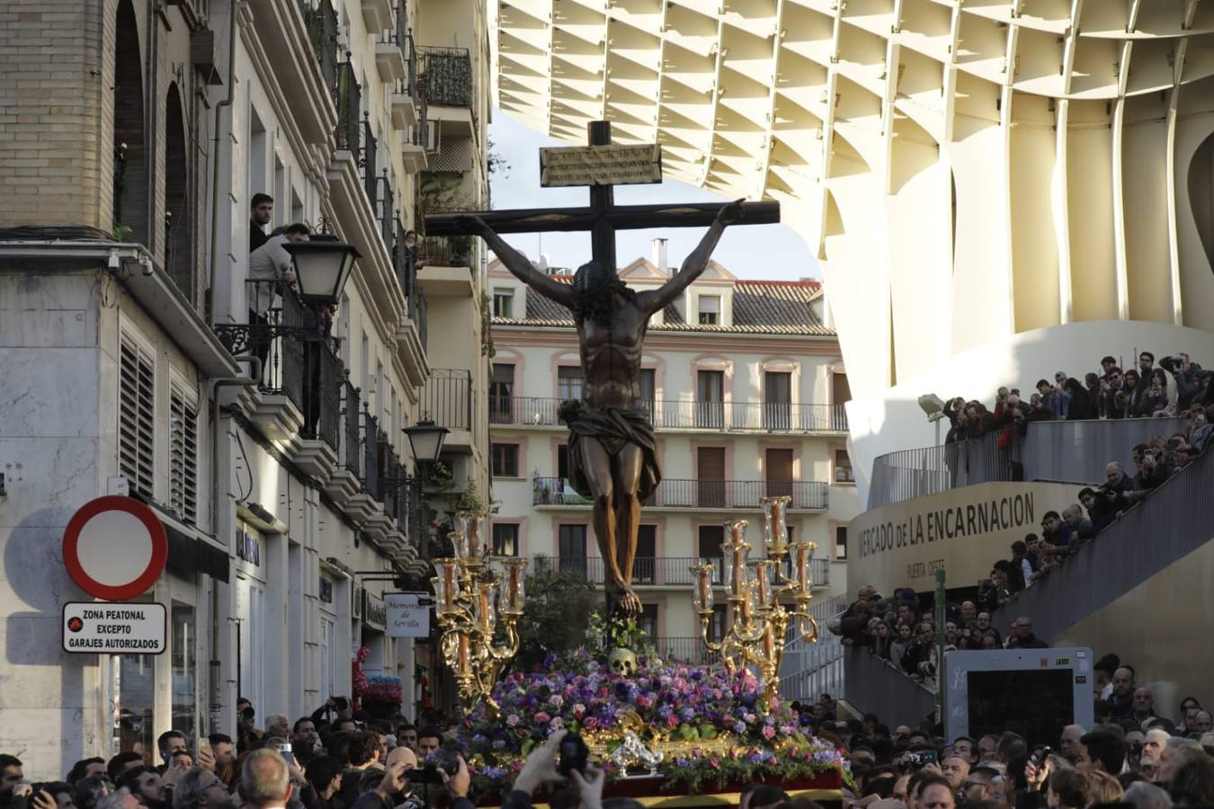 El Cristo de las Almas ha presidido el Viacrucis del Consejo de Cofradías, un clásico en la Cuaresma de Sevilla