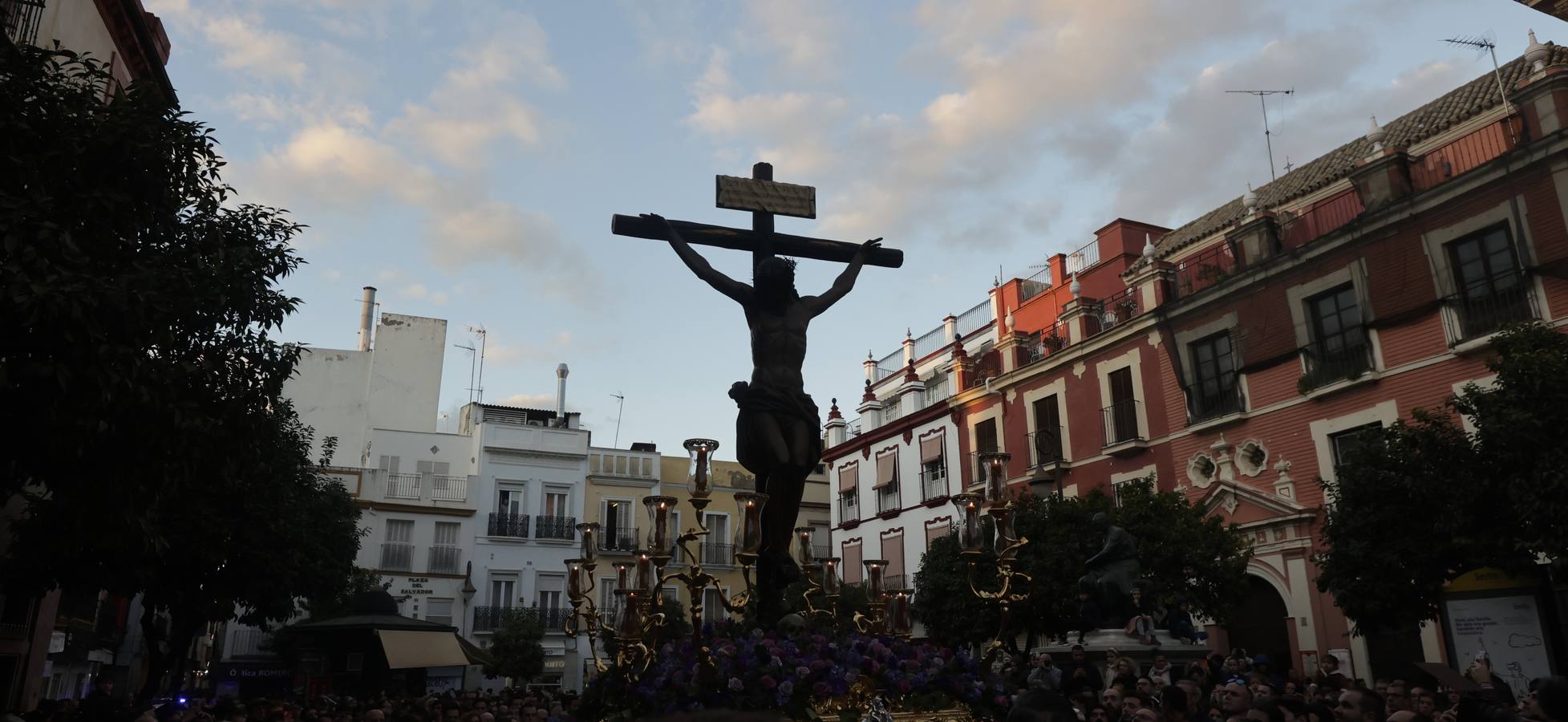 El Cristo de las Almas ha presidido el Viacrucis del Consejo de Cofradías, un clásico en la Cuaresma de Sevilla