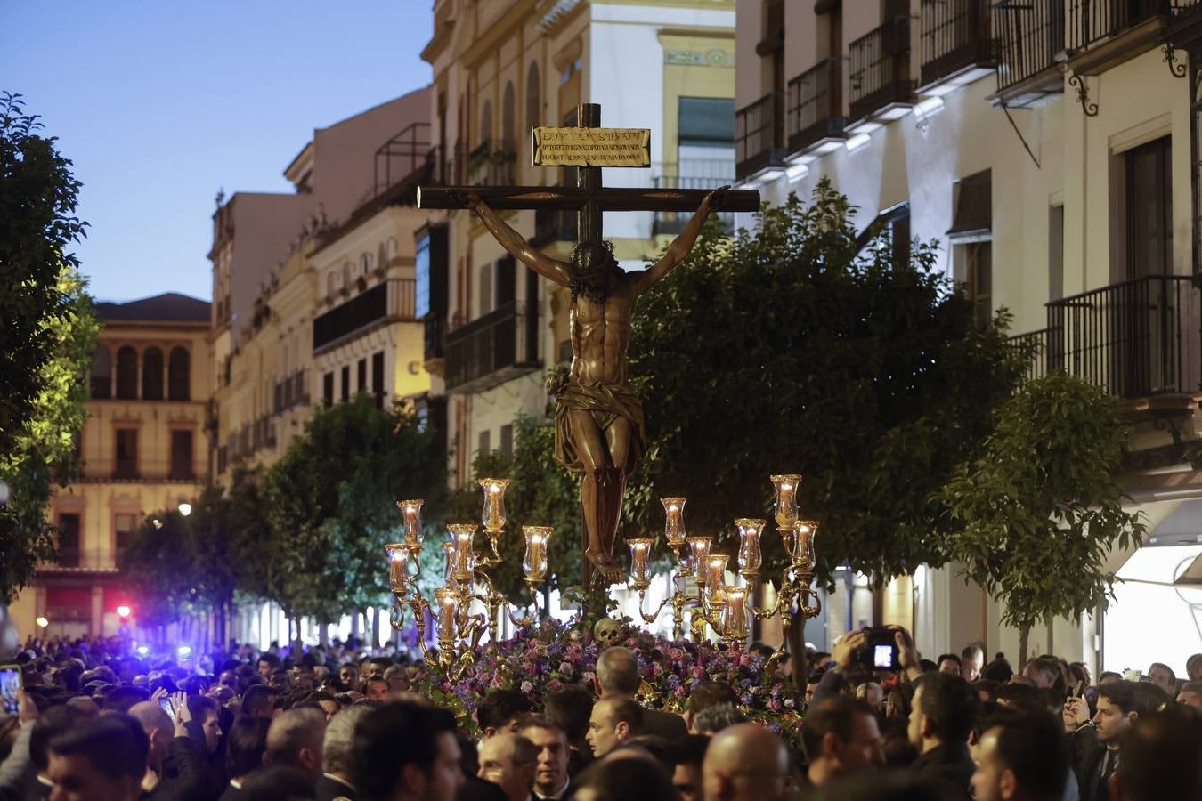 El Cristo de las Almas ha presidido el Viacrucis del Consejo de Cofradías, un clásico en la Cuaresma de Sevilla