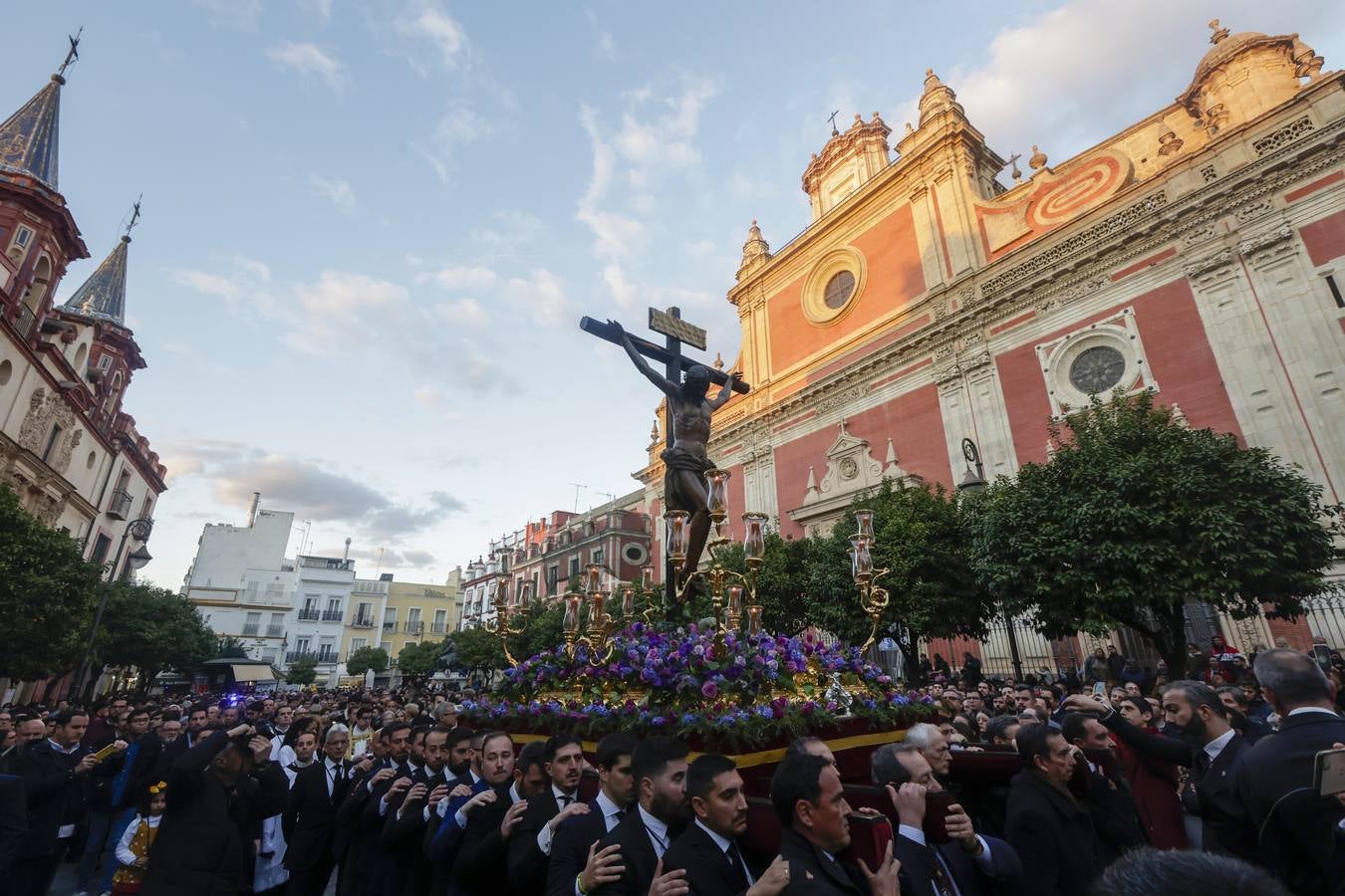 El Cristo de las Almas ha presidido el Viacrucis del Consejo de Cofradías, un clásico en la Cuaresma de Sevilla