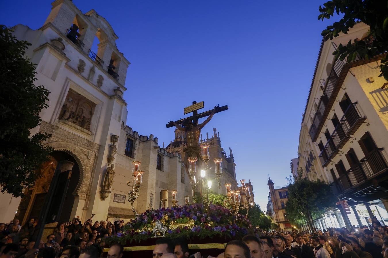 El Cristo de las Almas ha presidido el Viacrucis del Consejo de Cofradías, un clásico en la Cuaresma de Sevilla
