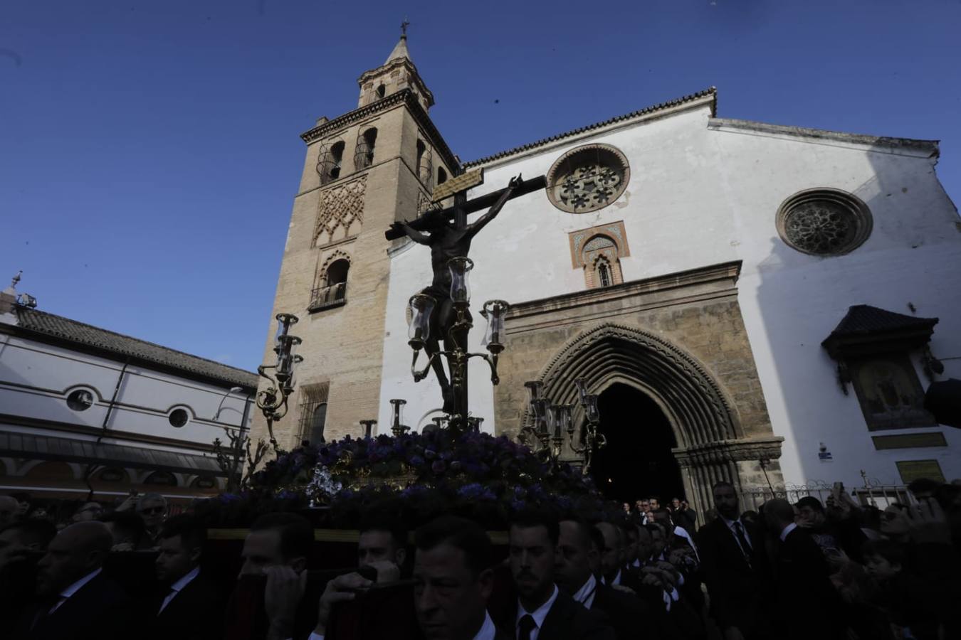 El Cristo de las Almas ha presidido el Viacrucis del Consejo de Cofradías, un clásico en la Cuaresma de Sevilla