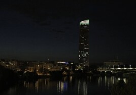 Torre Sevilla se ilumina por el Día de Andalucía