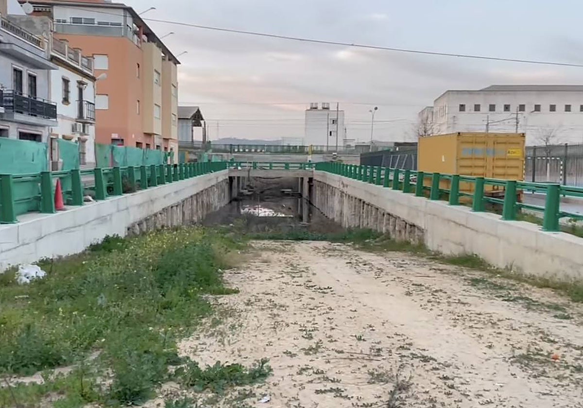 Imagen de las obras del paso inferior de Hytasa en Lora del Río paradas en 2021