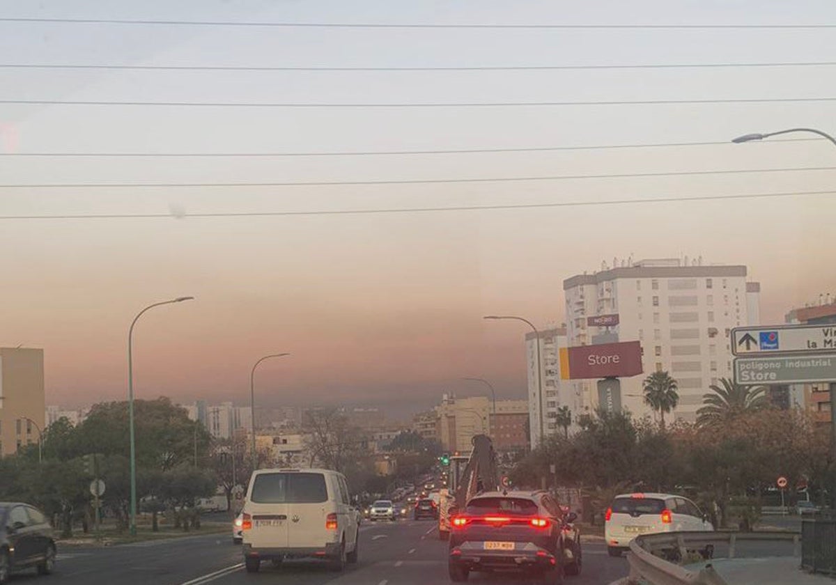 Boina negra sobre la ciudad de Sevilla