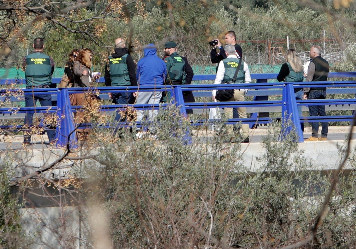 Imagen del momento en el que el detenido, con ropa azul, hace la reconstrucción de los hechos con la presencia de la Guardia Civil