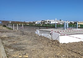 Ayuntamiento y empresarios de Arahal denuncian la construcción de una torre por Adif en zona inundable