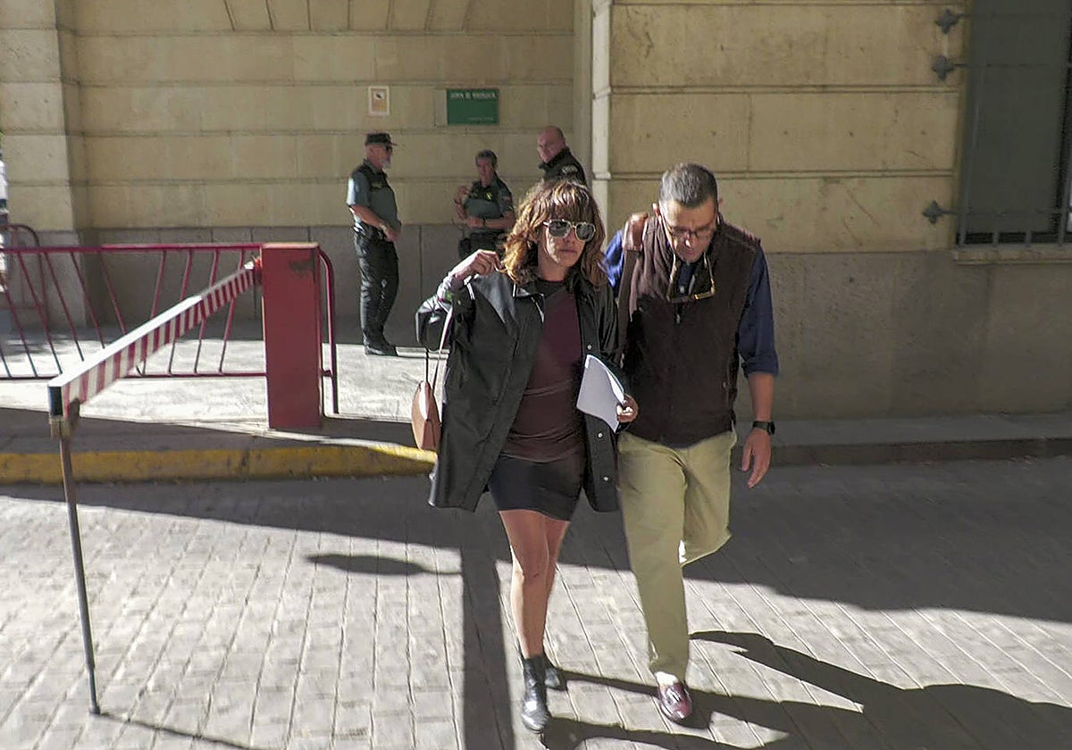 María León, a la salida de los juzgados tras su detención, junto a su abogado José Antonio Sires