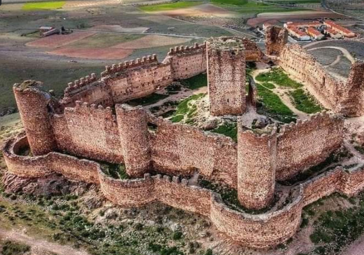 Imagen aérea del castillo medieval de Almonacid