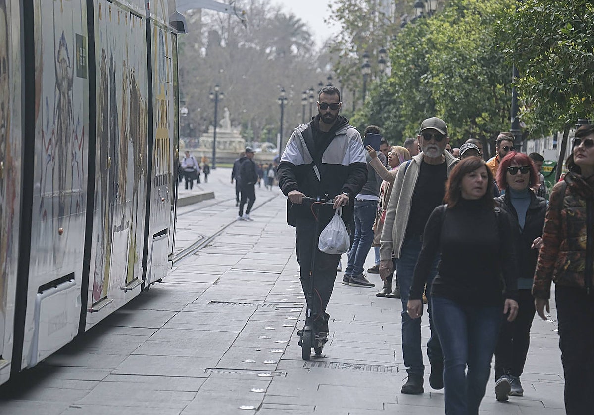 Un usuario de patinete por la avenida de la Constitución