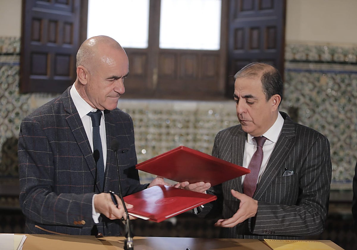 El alcalde de Sevilla, Antonio Muñoz, junto al rector, Miguel Ángel Castro