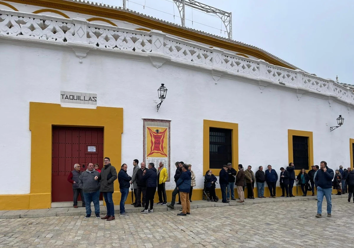 Largas colas alrededor de la Maestranza en el primer día de venta de abonos  para la Feria de Abril 2023