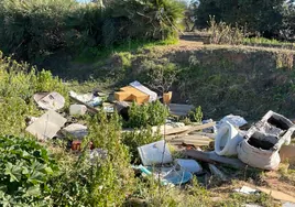 Vertederos ilegales, un problema enquistado que llena de basura caminos y vías pecuarias de la provincia de Sevilla