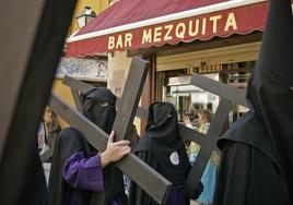 Los bares de Sevilla contra la 'ley seca': «Podría servir churros en la Madrugada pero cierro por el acoso»