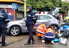 Un motorista sufre lesiones graves en la pierna tras colisionar en Sevilla con un vehículo