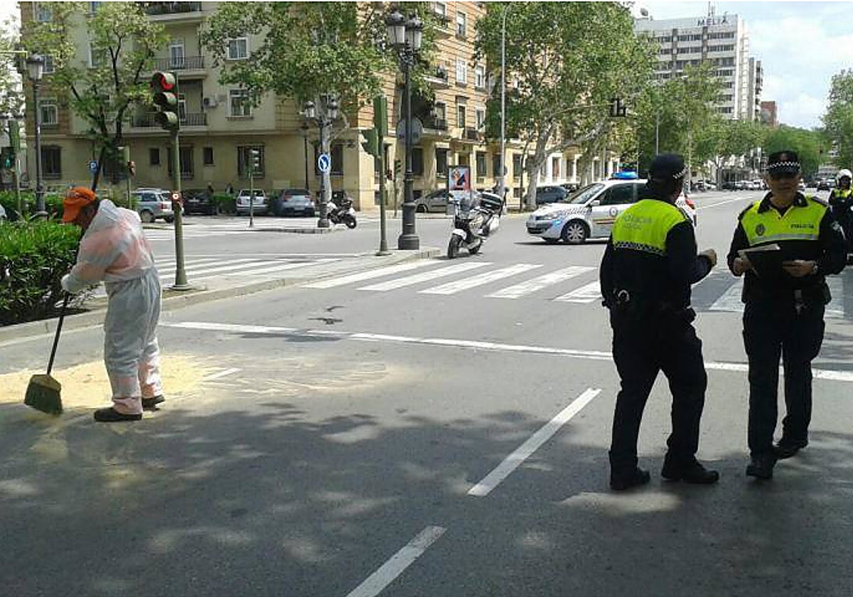 Dos agentes en el escenario de un accidente de tráfico en una imagen de archivo