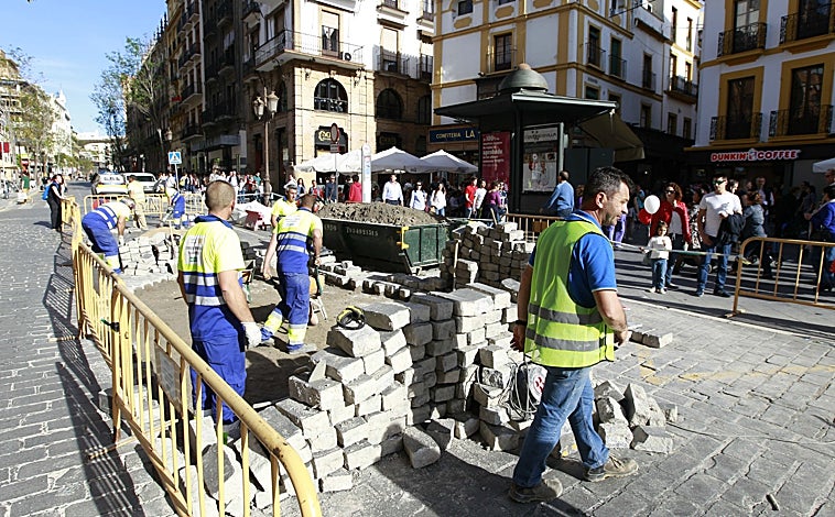 Imagen principal - 1. Arreglando los adoquines de la Campana antes de Semana Santa, abril de 2017 (Raúl Doblado). 2. Reposición en la calle Goles. 3. Detalles de la colocación de los adoquines en la calle San Jacinto. 