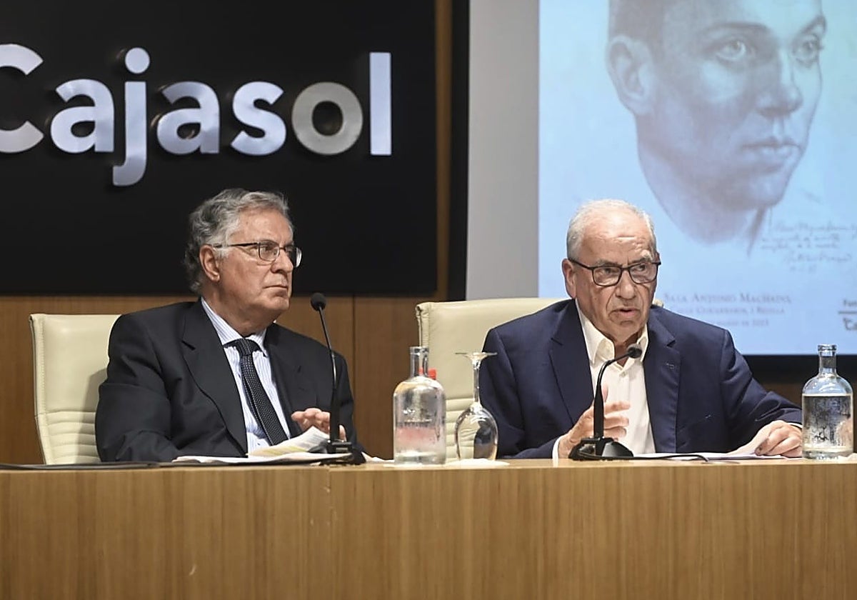 Antonio Narbona y Alfonso Guerra durante el acto celebrado este jueves en Cajasol