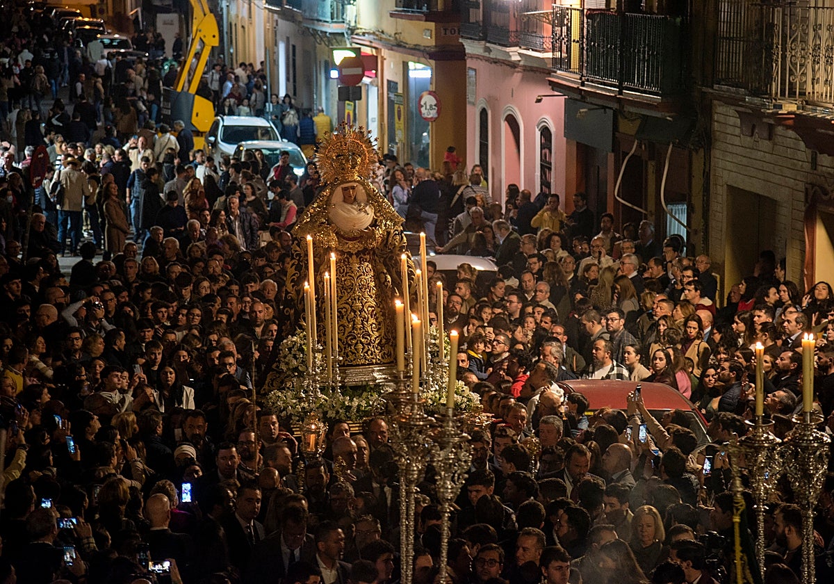 La Esperanza de Triana en el traslado a Santa Ana