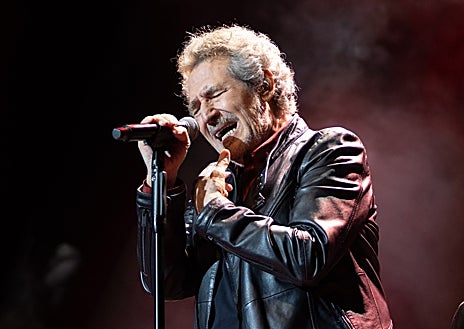 Imagen secundaria 1 - Arriba, Los Morancos, que son los que más espectadores han logrado en Cartuja Center CITE en estos cinco años. Sobre estas líneas, Miguel Ríos durante su concierto del año pasado y Los Compadres, que han presentado varios espectáculos en este recinto.