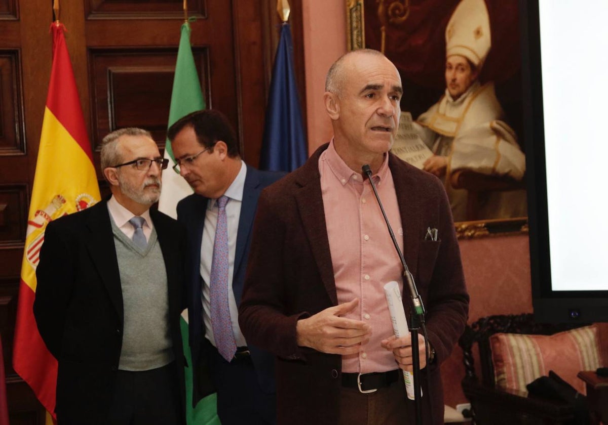 Juan Manuel Flores, junto a Juan Carlos Cabrera, durante una intervención del alcalde de Sevilla, Antonio Muñoz