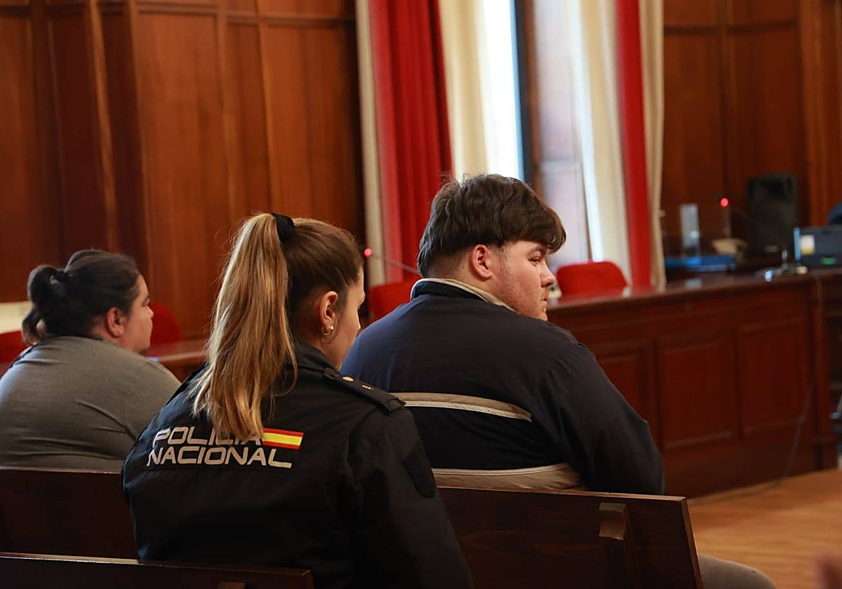 El acusado del crimen de Valencina, junto a la que fuera pareja de la víctima y también acusada, en el primer día del juicio