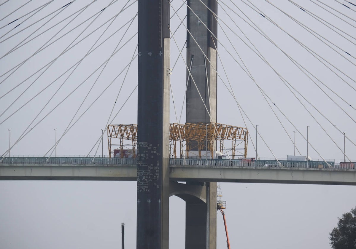 Andamios instalados en el puente del Centenario