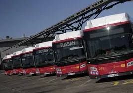 Conductores de Tussam amenazan con una huelga en Semana Santa si no les quitan las multas