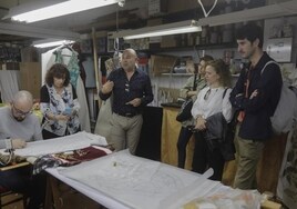 Una delegación de diseñadores nacionales visita talleres artesanos sevillanos en busca de «sinergias»