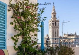 El envidiable ático con vistas exclusivas de la Giralda en plena cuesta del Bacalao de Sevilla