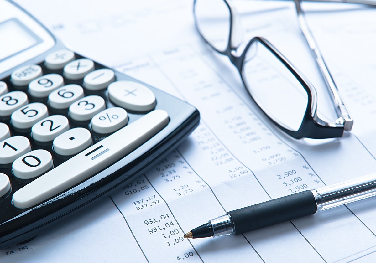 Fotografía de archivo de una calculadora sobre unos documentos