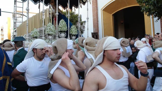 Costaleros en la salida de San José Obrero