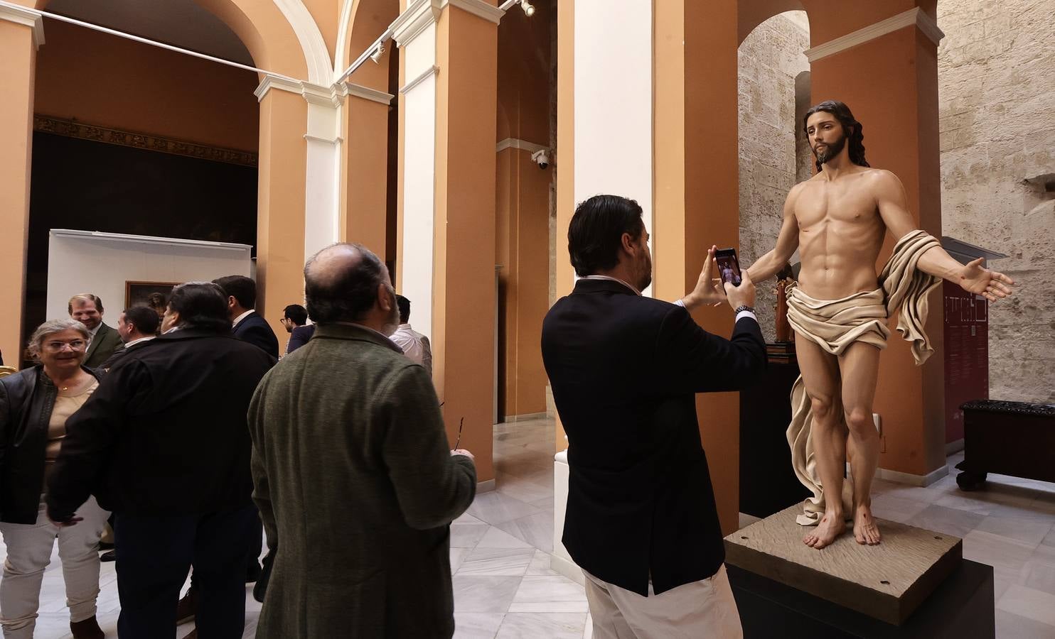 Unas 50 obras componen la exposición de arte sacro en el Ayuntamiento de Sevilla