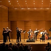 Seriedad de la Akamus frente a la trivialidad de Queyras