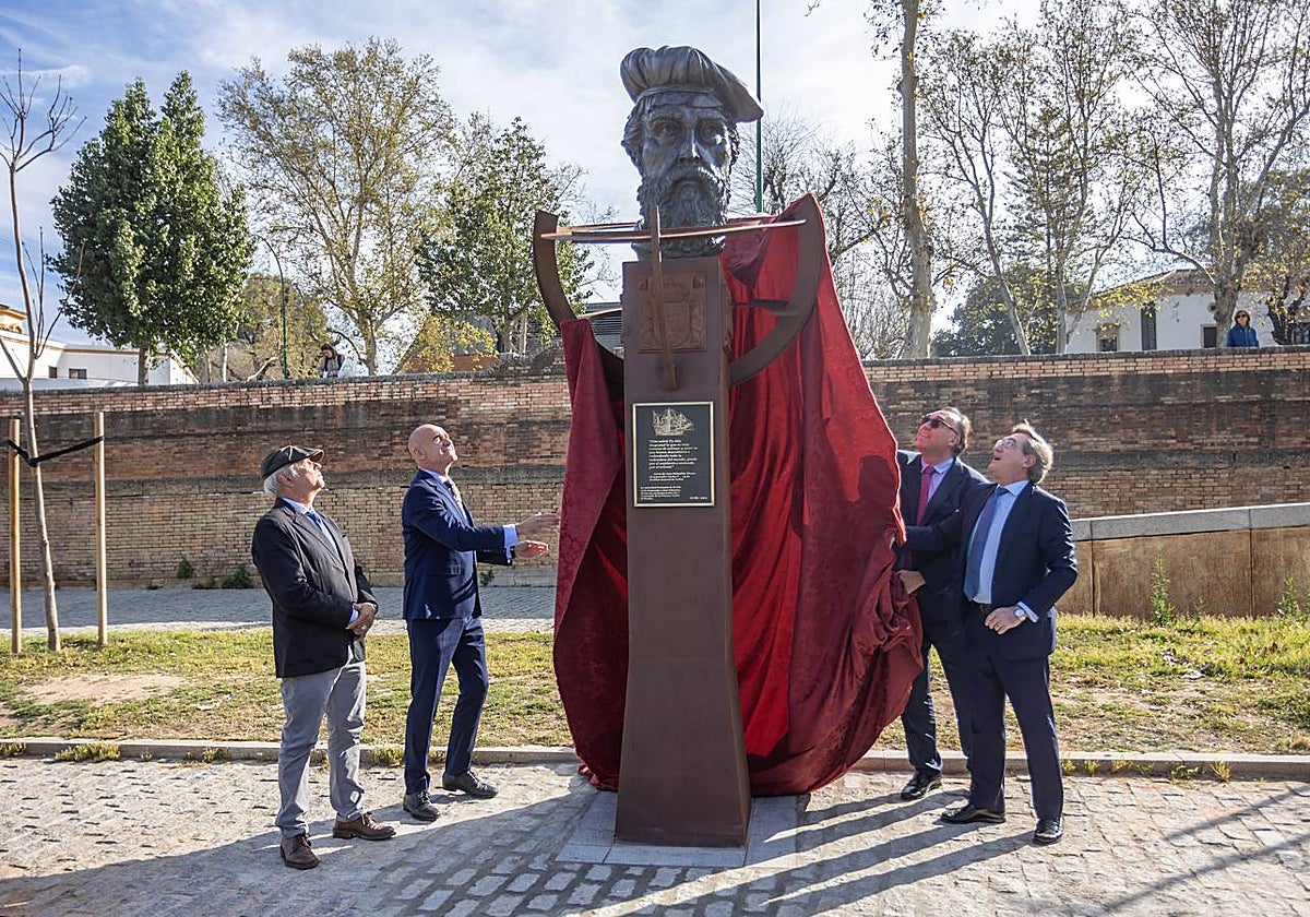 Momento en que las autoridades descubren el monumento a Juan Sebastián Elcano en el Muelle de Nueva York