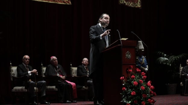 El pregonero, en el atril