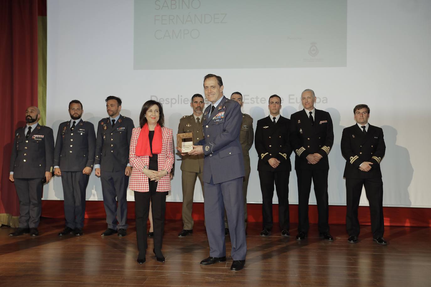 La ministra de Defensa, Margarita Robles, premia al Teniente General Francisco Braco Carbo y su equipo