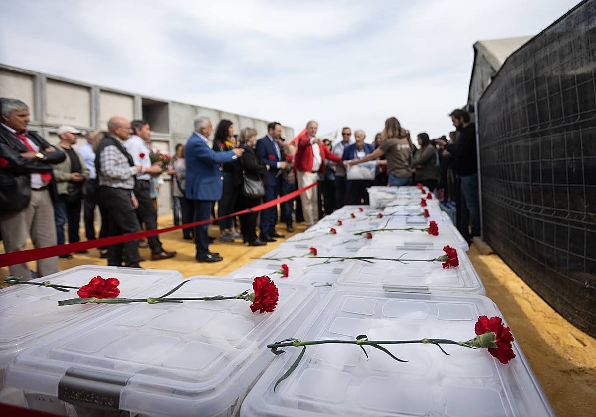 Los llantos y los aplausos se mezclaron ayer en el entierro de los restos de las víctimas de la fosa de Pico Reja