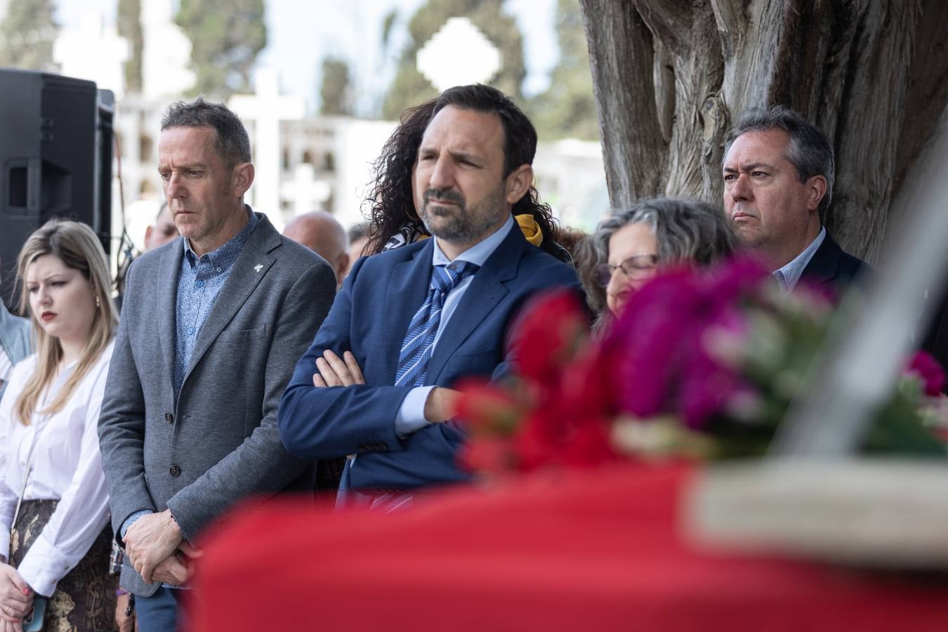 Los llantos y los aplausos se mezclaron ayer en el entierro de los restos de las víctimas de la fosa de Pico Reja