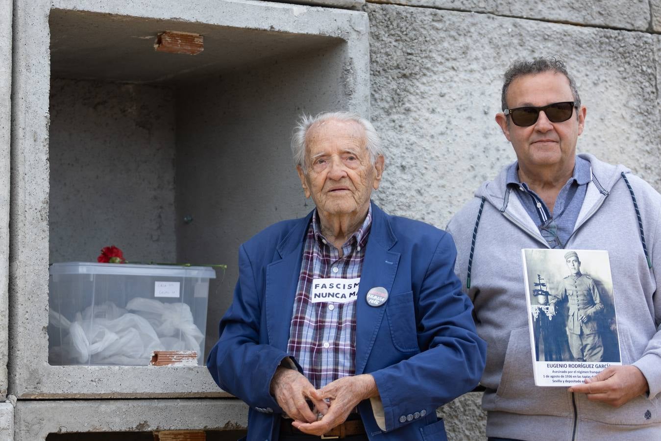 Los llantos y los aplausos se mezclaron ayer en el entierro de los restos de las víctimas de la fosa de Pico Reja