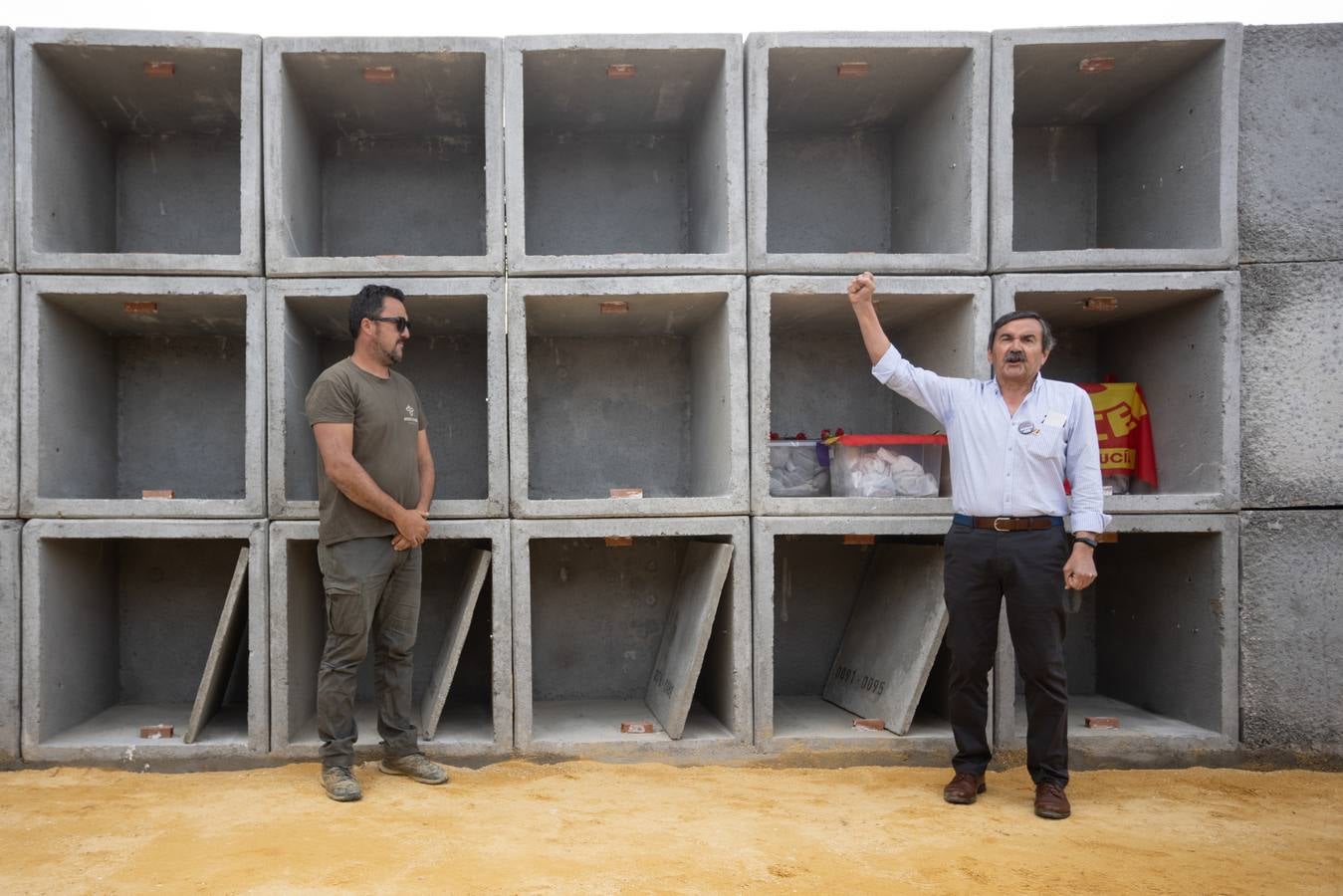 Los llantos y los aplausos se mezclaron ayer en el entierro de los restos de las víctimas de la fosa de Pico Reja