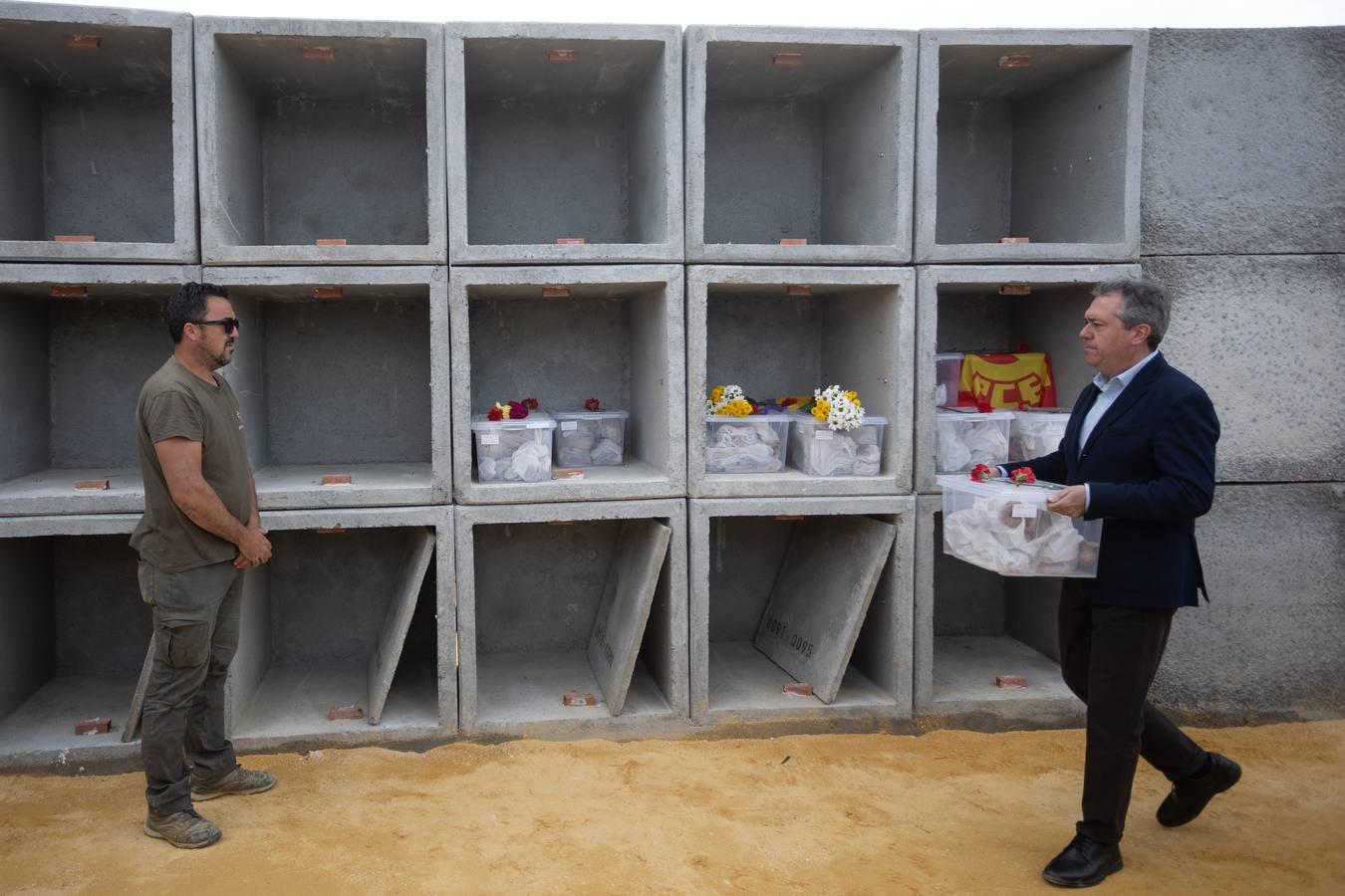 Los llantos y los aplausos se mezclaron ayer en el entierro de los restos de las víctimas de la fosa de Pico Reja