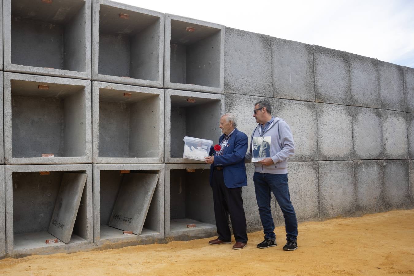 Los llantos y los aplausos se mezclaron ayer en el entierro de los restos de las víctimas de la fosa de Pico Reja