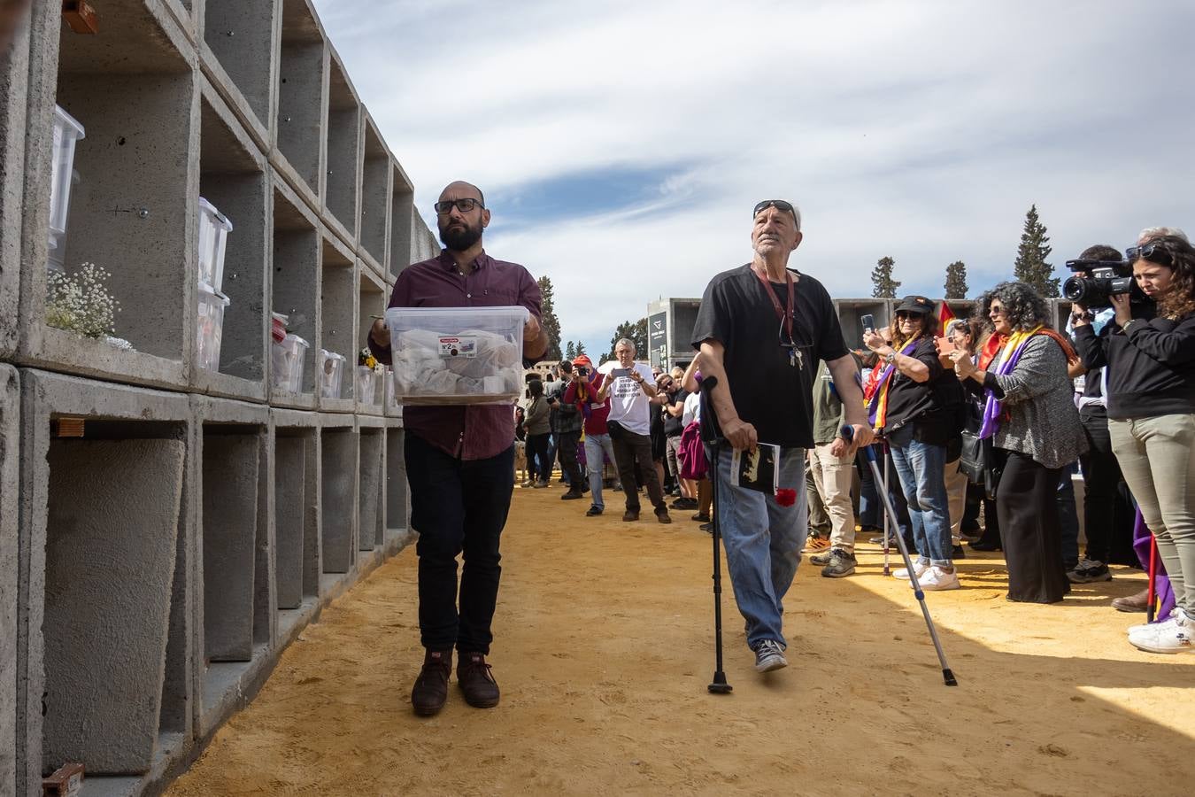 Los llantos y los aplausos se mezclaron ayer en el entierro de los restos de las víctimas de la fosa de Pico Reja