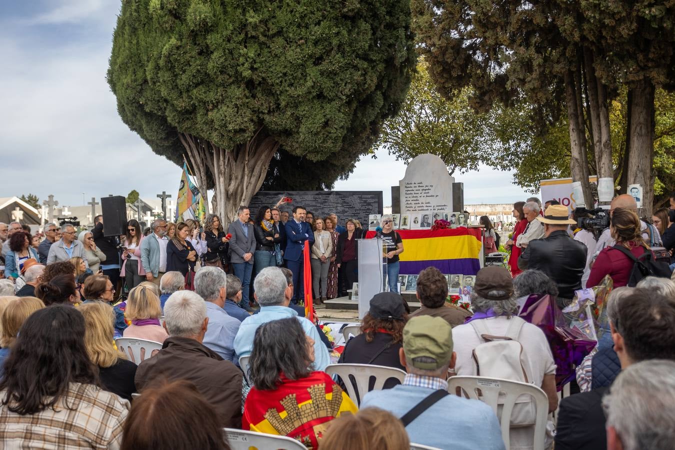 Los llantos y los aplausos se mezclaron ayer en el entierro de los restos de las víctimas de la fosa de Pico Reja