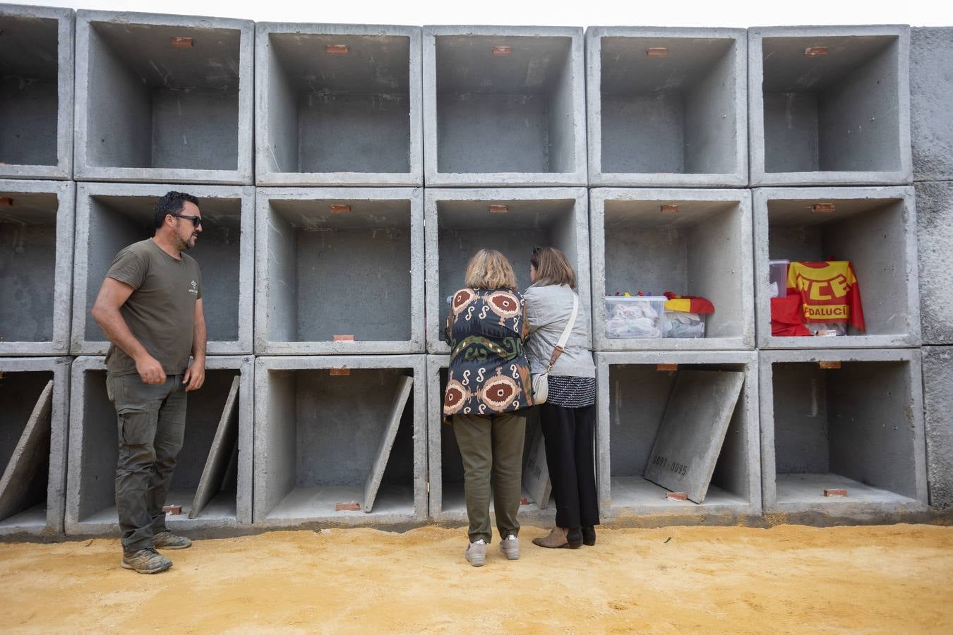 Los llantos y los aplausos se mezclaron ayer en el entierro de los restos de las víctimas de la fosa de Pico Reja